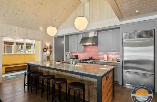 Elkhorn House | Lakefront 4-Bedroom Retreat with Hot Tub