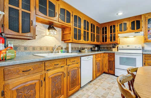 Krakow Cottage | Lakefront Cabin w/Shared Beach in Cecil!
