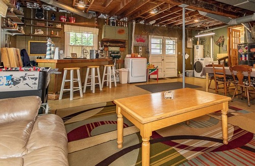 Ashtabula House | Lakehurst Bungalow: Private Beach Access & Master Balcony – Group Friendly!
