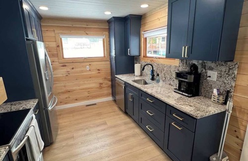 Cedarville House | 'Lakeside' Cottage with porch and sandy beach