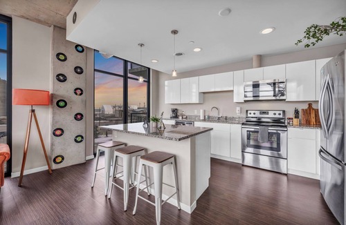Ohio City Apartment | Lakeside Luxury Suite - Rock & Roll - Cle Flats - 2 Free parking