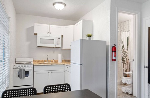 Volente Cabin | LakeTravis Bungalow 4