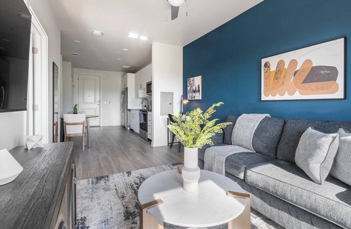 Sweetbriar Apartment | Landing | Incredible 1BD, Gym, Pool