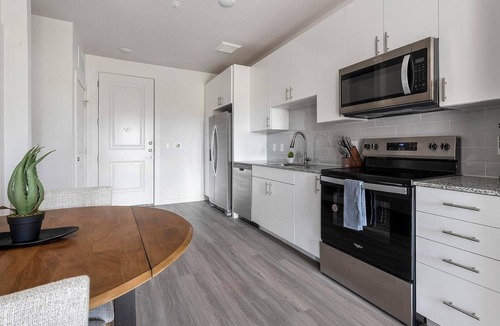 Sweetbriar Apartment | Landing | Incredible 1BD, Gym, Pool