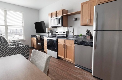 Five Points South Apartment | Landing | Modern Studio, Yoga Studio, Pool