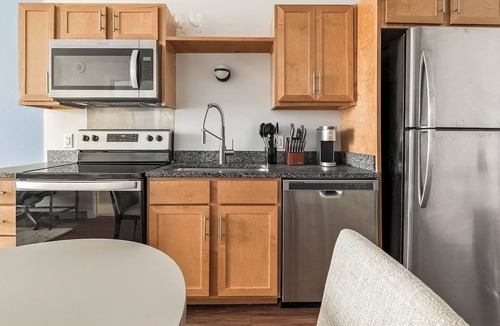 Five Points South Apartment | Landing | Modern Studio, Pool, Gym