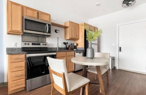 Five Points South Apartment | Landing | Modern Studio, Pool, Gym
