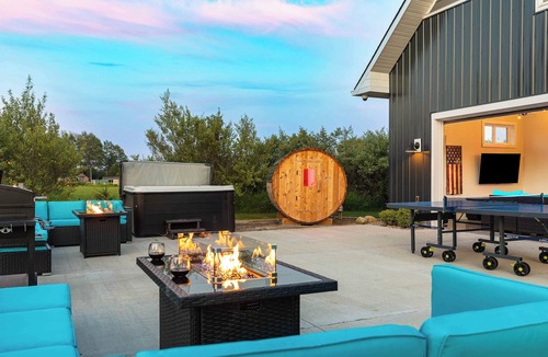 Arcadia House | Large 1 Bedroom Barndominium Loft/Arcadia Resort/HOT TUB/SAUNA