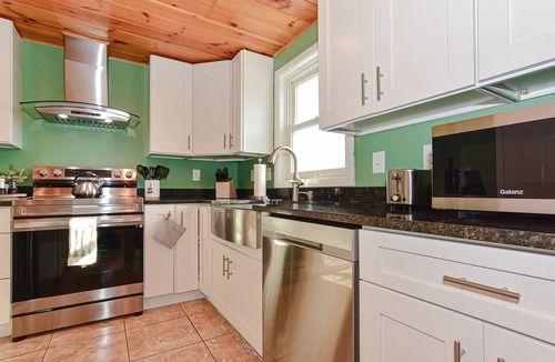 Rimmon Heights House | Large 3 floor Townhome with Patio, Backyard and Sauna