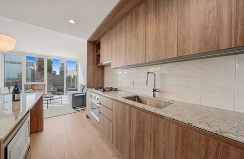 Downtown Chicago Hotel | Level River North - Spacious Executive Suite
