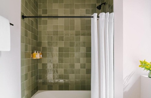 West Loop Gate Apartment | LIVN West Loop Chicago King Studio