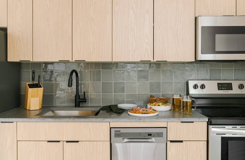 West Loop Gate Apartment | LIVN West Loop Chicago 2 BR City View