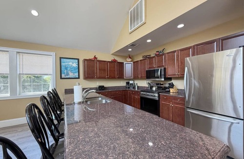 North Conway House | Locust Lodge #2 | 18 Beds, Sleeps 28, HotTub, Pool