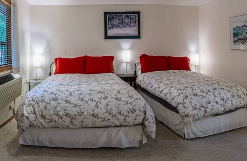 Ashland Hotel | Lodge Room 7 at Green Springs Inn