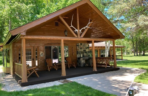 Williamsburg Cabin | Lodge Sleeps 10 People - 4.5 miles to Traverse City Horse Shows