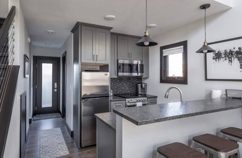 Traverse City Condo | Loft Stay I Queen Bed + Sofa I Near DT TC