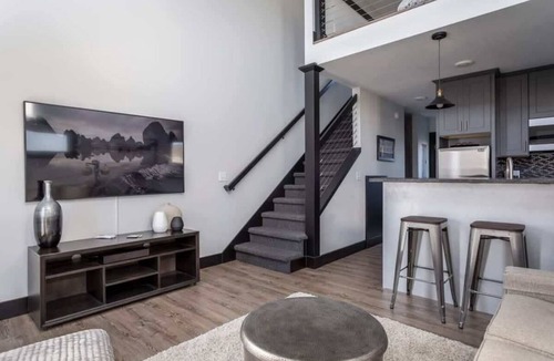 Traverse City Condo | Loft Stay I Queen Bed + Sofa I Near DT TC