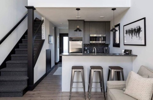 Traverse City Condo | Loft Stay I Queen Bed + Sofa I Near DT TC