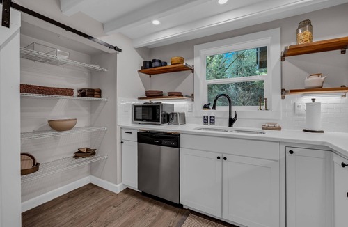 Zigzag House | Lolo Bear Cabin: Pet-Friendly Mt. Hood Retreat