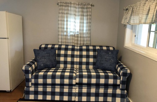 Lake Ann Cottage | Lone Pine Cottage 1 Bedroom Lakefront on Bryan Lake