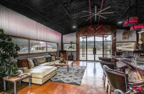Vanderpool House | Lost Maples Estates - Barndo