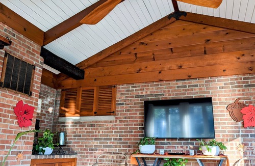Bedford House | Lots of space (3200 sq ft), huge park like setting, and Amazing Location!!!!