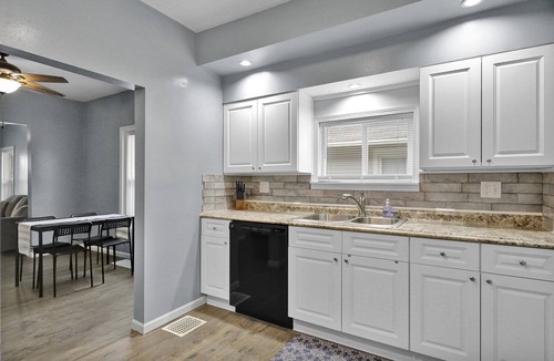 Lansing House | Love Michigan House | 2 bdrm | 10 Minutes to MSU