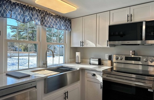 Wittman Cottage | Lovely 2-bedroom waterfront cottage in charming Wittman