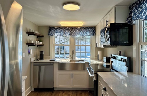 Wittman Cottage | Lovely 2-bedroom waterfront cottage in charming Wittman
