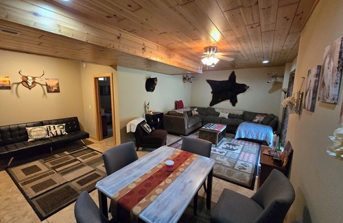 Williamsburg House | Lovely 5 bd/7 beds, 3 bath, 2 livingrooms, kitchen/kitchenette, pool & hot tub!