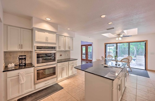 Palm Harbor Cottage | Lovely Palm Coast Retreat w/Outdoor Kitchen