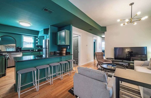 Wrigleyville Apartment | Lucky Green | 9BR, Parking, Sleeps 19 | By Wrigley