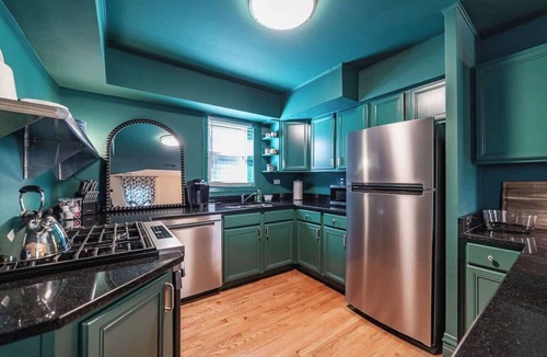 Wrigleyville Apartment | Lucky Green | 9BR, Parking, Sleeps 19 | By Wrigley