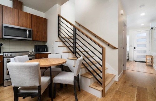 Eastlake House | Lux Townhome w/parking and Rooftop Putting Green