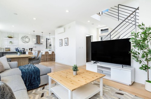 North Beacon Hill House | Luxe Modern Home with Air Conditioning - Perfect for Families & Groups