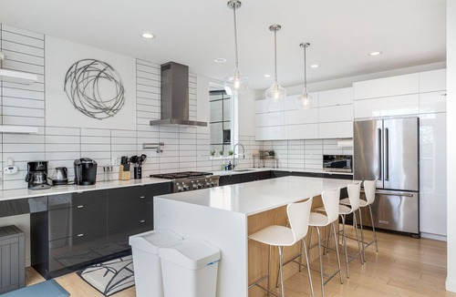 North Beacon Hill House | Luxe Modern Home with Air Conditioning - Perfect for Families & Groups