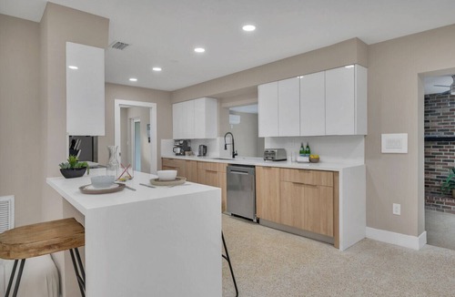 Golden Glades Villa | LUXE Villa, Heated Pool, Basketball Court, Pire Pit, GAMES