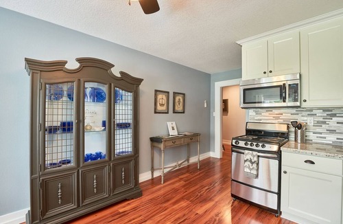 Newberg Apartment | Luxurious & Spacious One Bedroom Downtown Flat