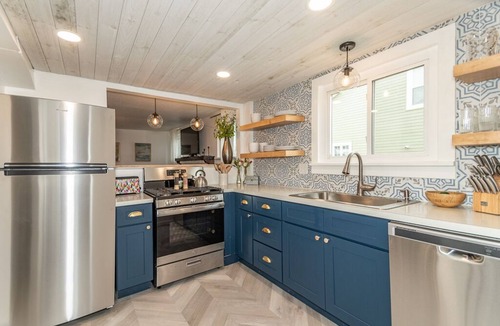 Geneva-on-the-Lake Cottage | Luxury Lakeside Cottage- Girls Getaway - 5 mi to GOTL w/Backyard & Fire pit