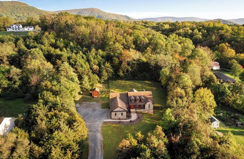 Front Royal Cabin | Luxury Lodge Fire Pit, Hot Tub, & Sauna