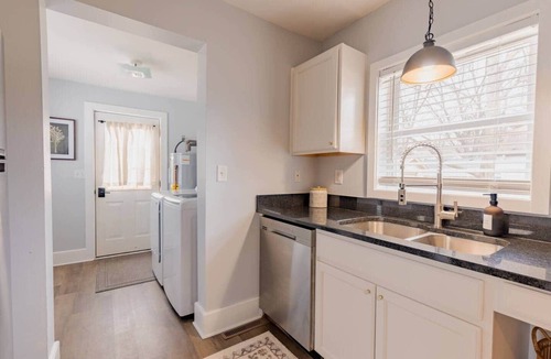 Midland House | Luxury Suite | Custom Home For 5