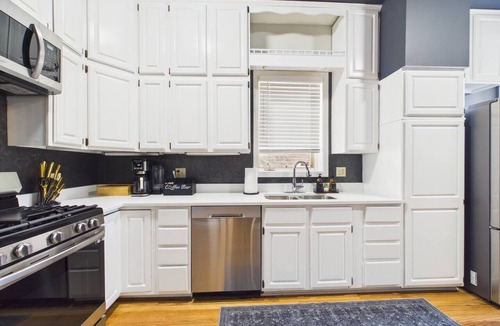 Wrigleyville Apartment | Luxury Wrigley Getaway | 2BR + Parking