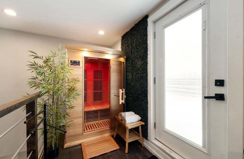 West Bucktown House | MAGNIFICENT NEW Home w/8 Beds & Free Parking