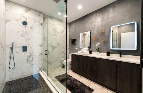 West Bucktown House | MAGNIFICENT NEW Home w/8 Beds & Free Parking