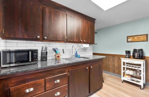 Center Apartment | Manchester 1-Bedroom Oasis APT Near Downtown Main Street. Pet-Friendly!