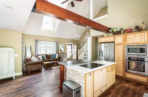 Maple City House | Maple City Farmhouse Idyllic Setting Near Town