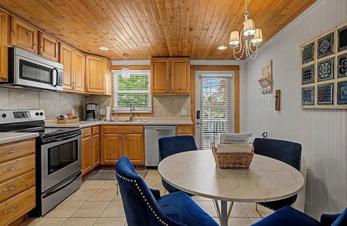 Saugatuck Villa | Maple Ridge Blue Cottage-HOT TUB!