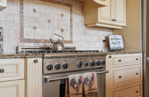 Stamford House | Massive 6BR 5BA Country Home with Central AC