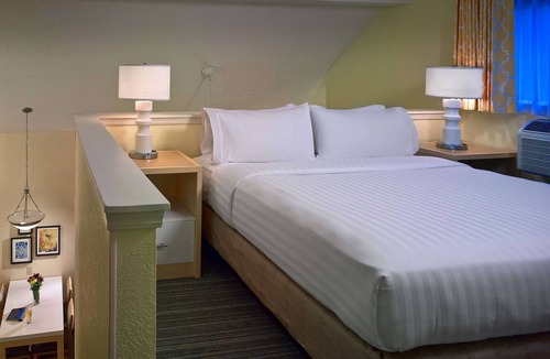 Westlake Hotel | Maximum Comfort and Style! 2 Pleasant Units, Kitchen, Free Parking