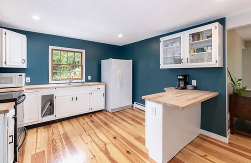 Meredith Cottage | Meredith Town & Trail Cottage - walkable to water/downtown, dogs ok!